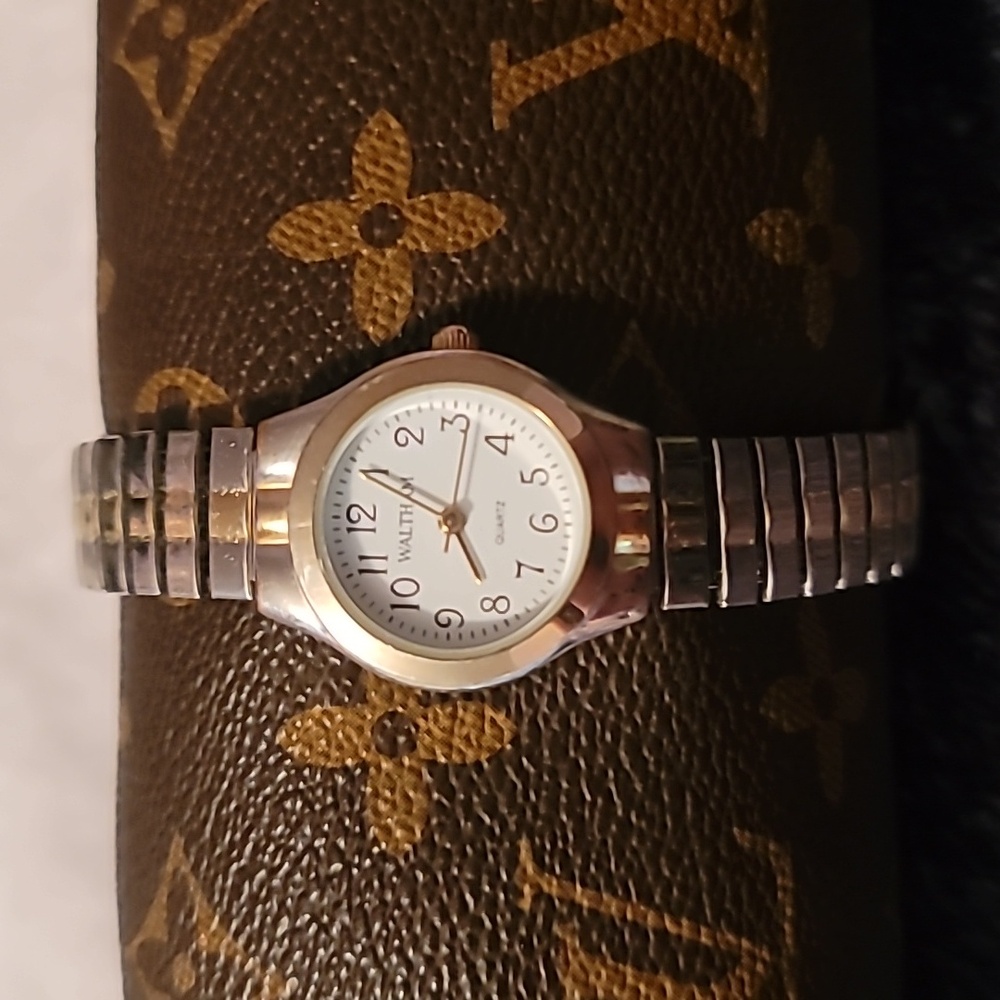 Waltham Ladies Two-Tone Expandable Band Watch WTH21 427‎ PC21 Needs Battery